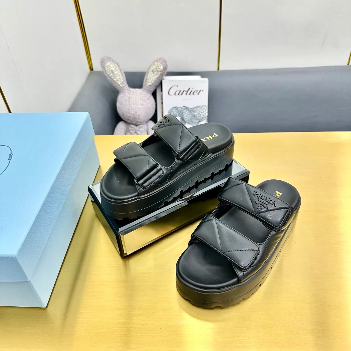 👟👟Ex-factory price 480👟👟 The highest version of Prada's new thick-soled casual sneakers. This sneaker continues the timeless silhouette and is a new classic item. Crafted from leather to enhance style. The style is light, with a triangle buckle logo and a 5CM thick sole. It is suitable for all seasons and can be matched with all kinds of casual styles. In an era where various styles are full of attention, the most long-term companion and the one that captures people's hearts bit by bit is undoubtedly the white shoe. Fabric: Cowhide Lining: Sheepskin Outsole: Original rubber outsole Sole thickness: 5CM Size 35-41